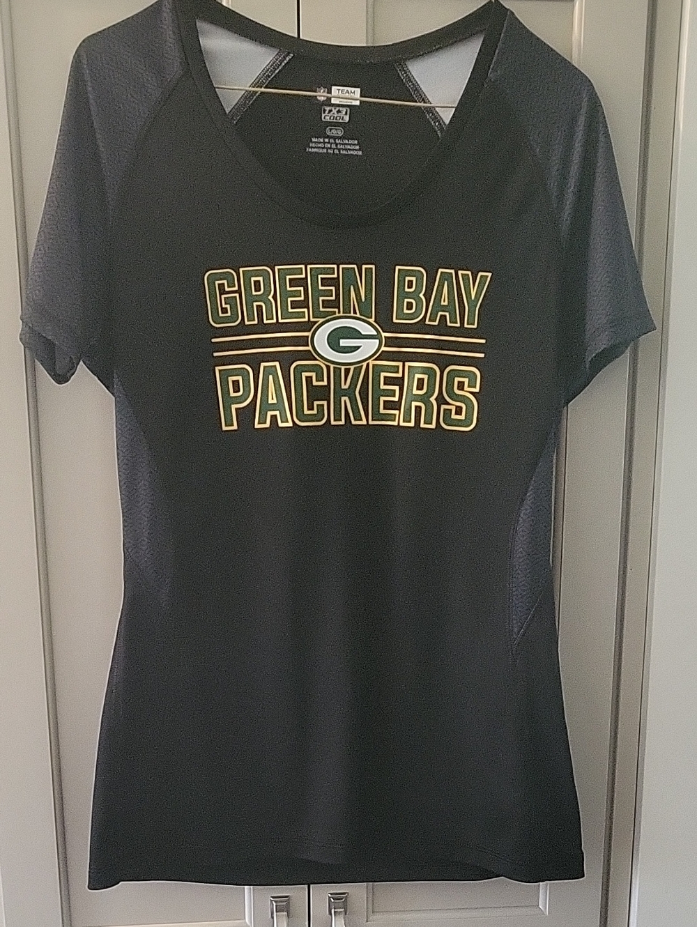 NFL Green Bay Packers Women's Black Tee with Patterned Gray Sleeves